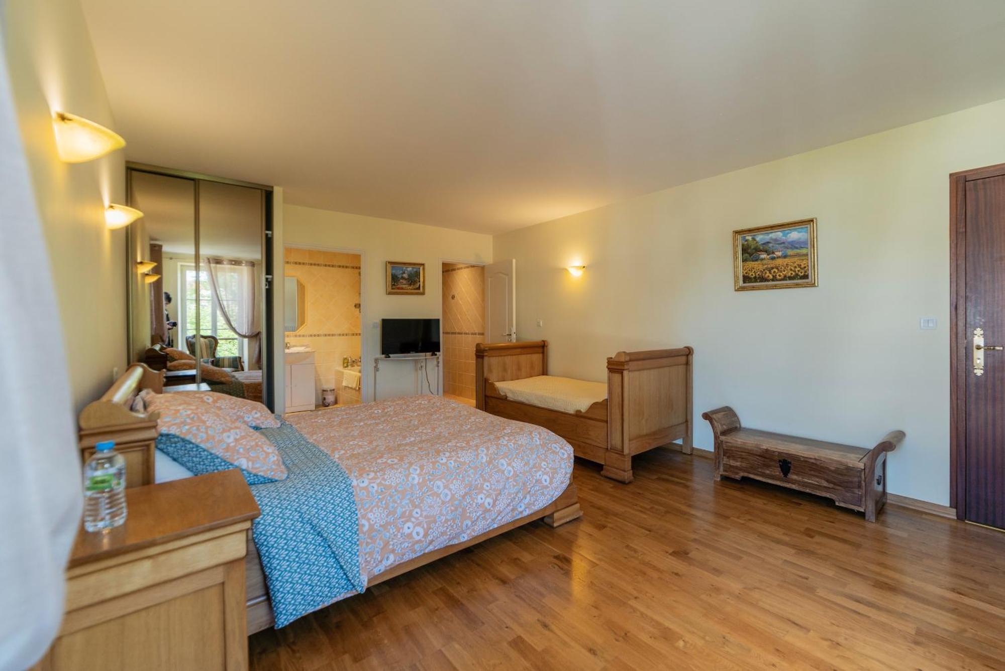 Bed and Breakfast Chambre D'Hotes Le Val Du Chapelain Montigny-la-Resle Zimmer foto