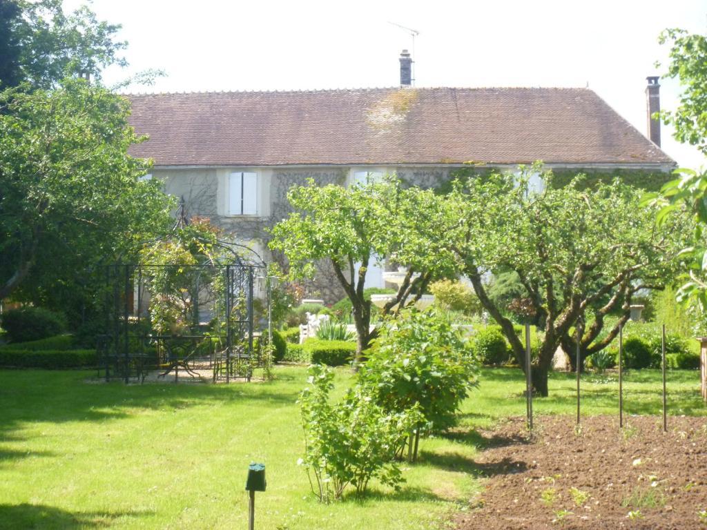 Bed and Breakfast Chambre D'Hotes Le Val Du Chapelain Montigny-la-Resle Exterior foto